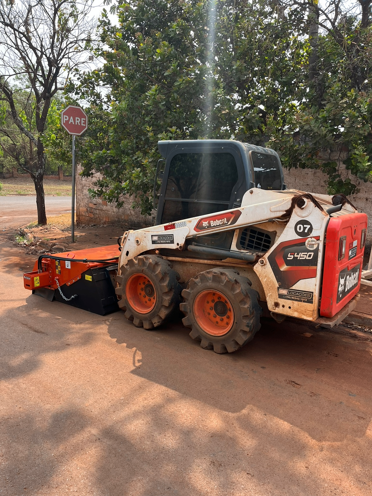 Locação Bobcat com vassoura recolhedora