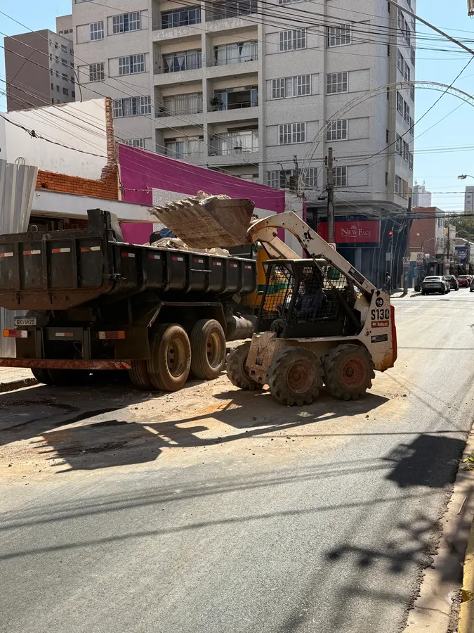 Caminhão Caçamba